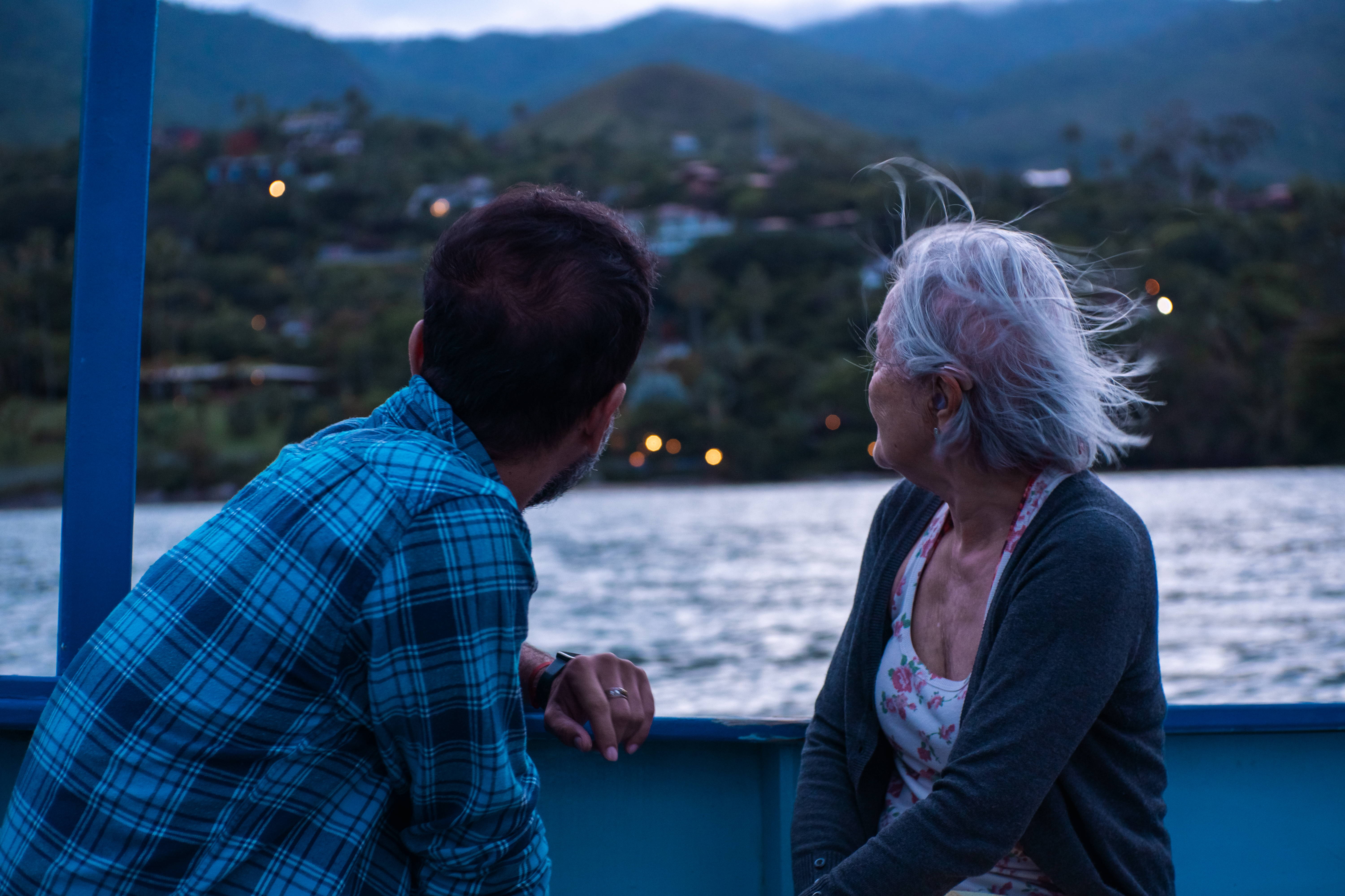 Canal de Ilhabela com luz dourada da alvorada